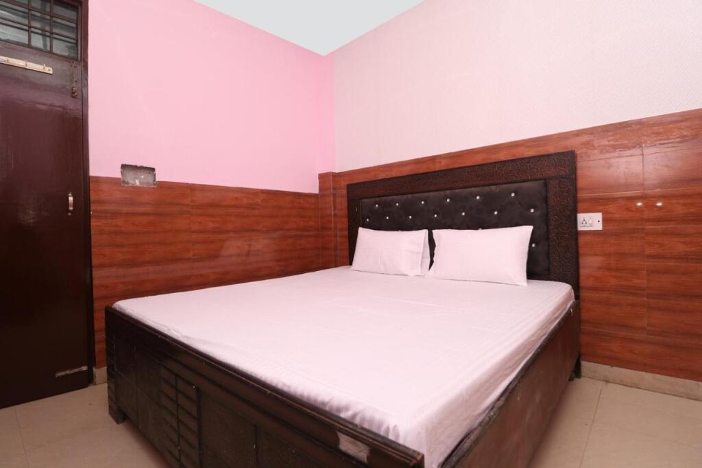 Чандигарх: Oyo Flagship 701061 Hotel Arya