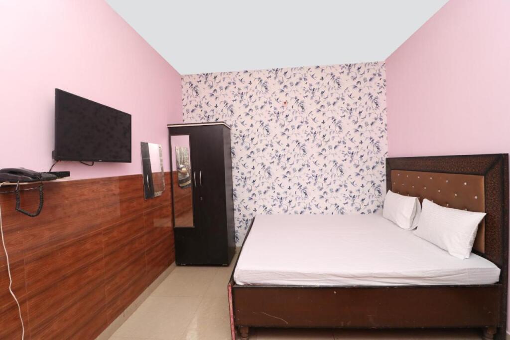 Чандигарх: Oyo Flagship 701061 Hotel Arya
