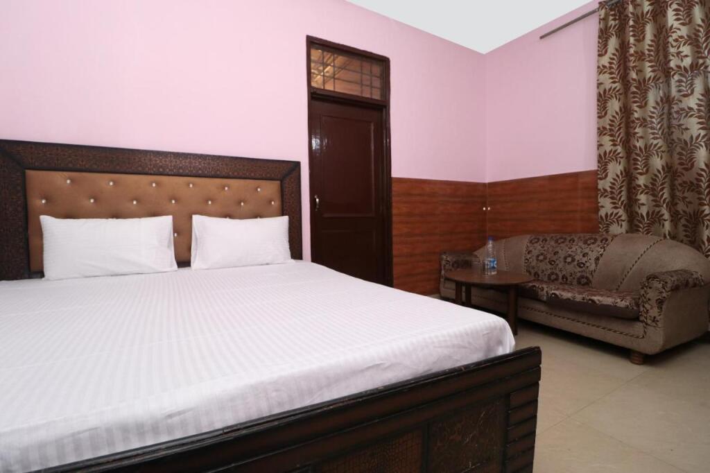 Чандигарх: Oyo Flagship 701061 Hotel Arya