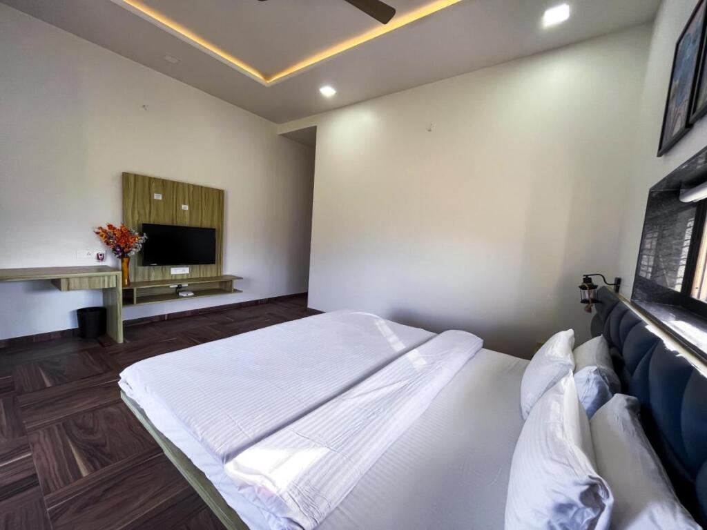 Игатпури: SaffronStays Silver Spring