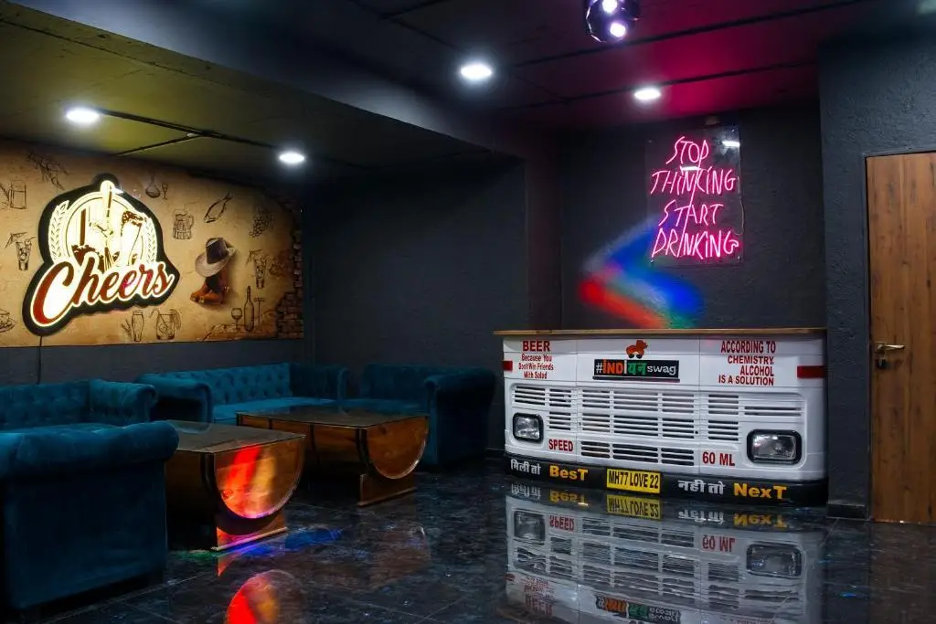 Лонавала: SaffronStays The Fusion, Lonavala - pool villa with hip interiors and indoor games