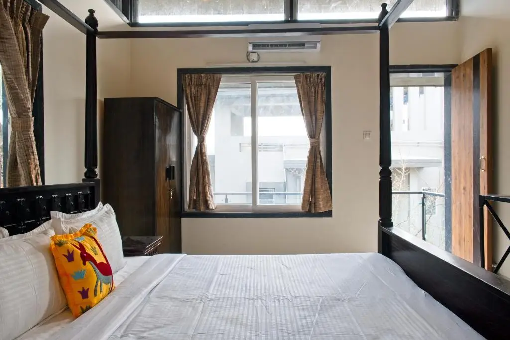 Лонавала: SaffronStays The Fusion, Lonavala - pool villa with hip interiors and indoor games