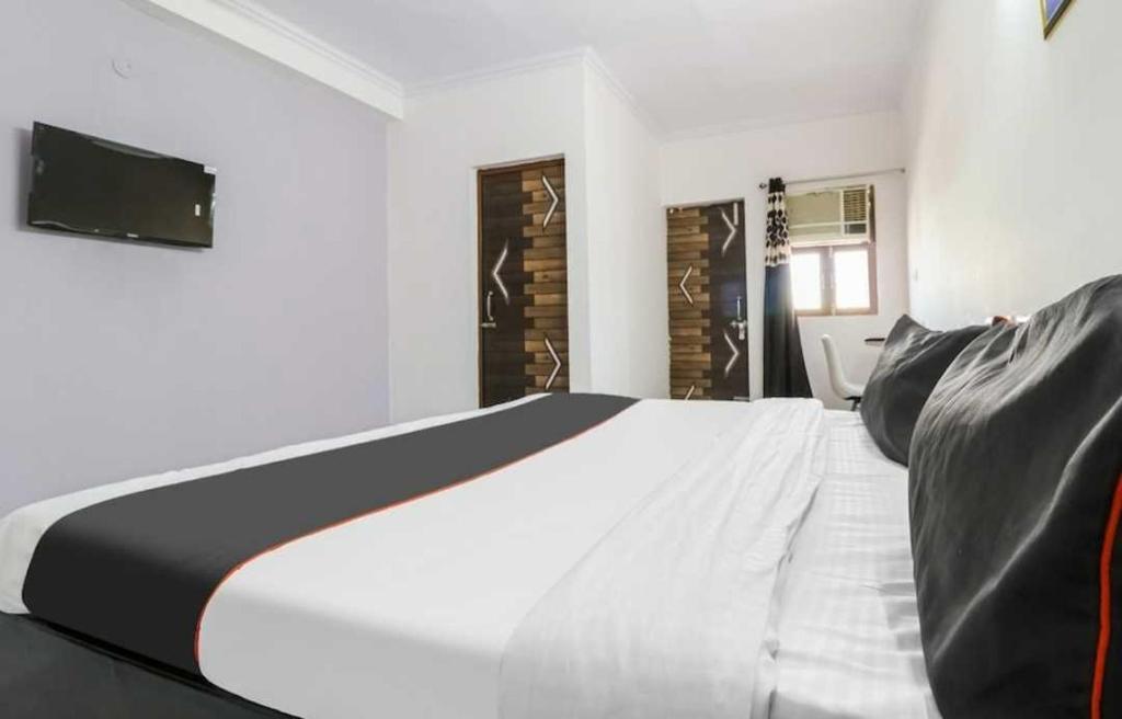 Нью-Дели: POP 92556 Hotel Shubham