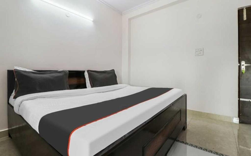 Нью-Дели: POP 92556 Hotel Shubham