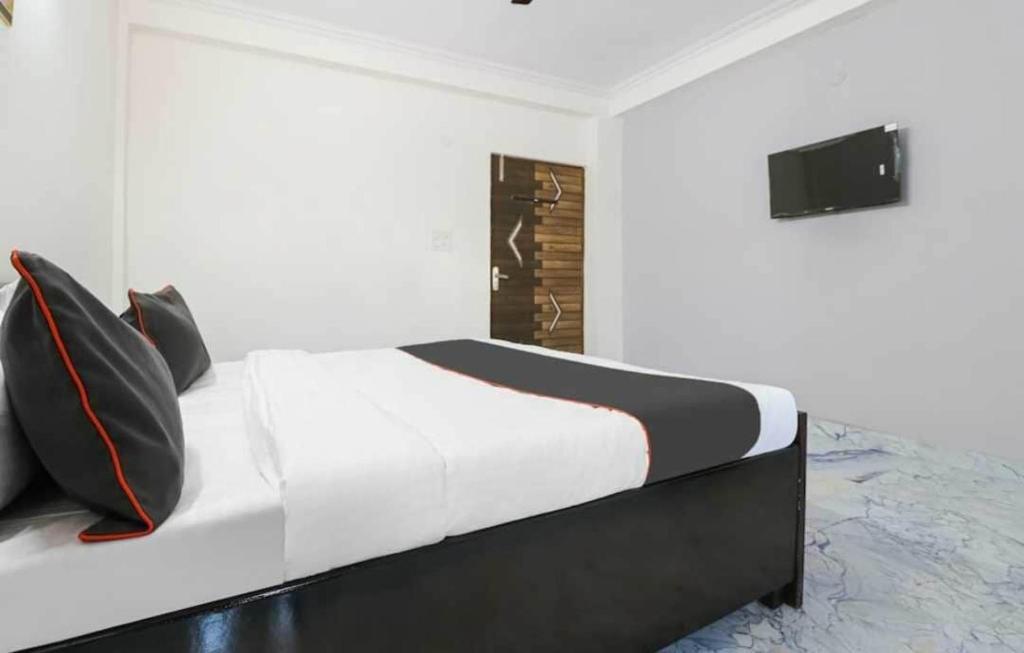 Нью-Дели: POP 92556 Hotel Shubham
