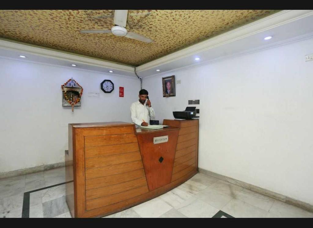 Нью-Дели: POP 92556 Hotel Shubham