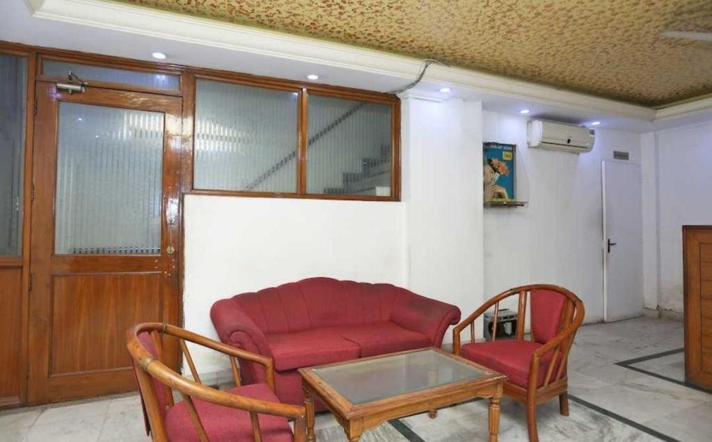 Нью-Дели: POP 92556 Hotel Shubham