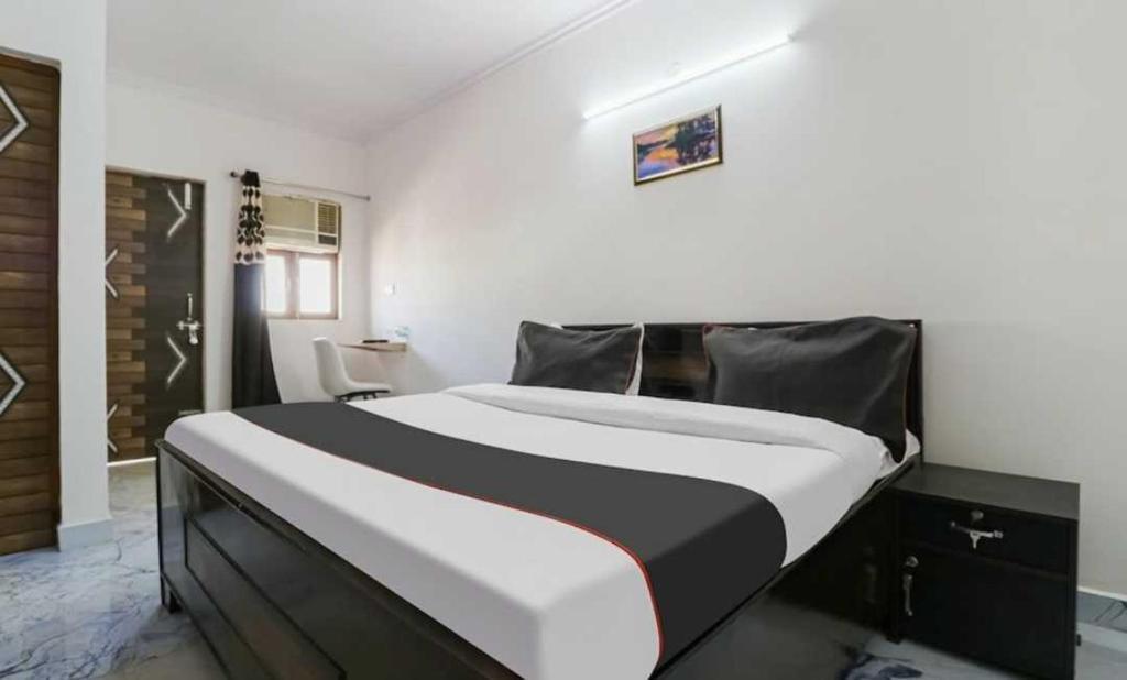 Нью-Дели: POP 92556 Hotel Shubham