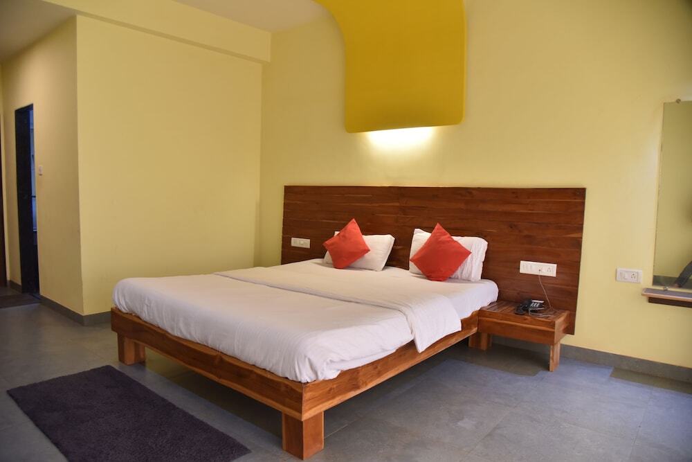 Даполи: Laguna Beach Resort Murud
