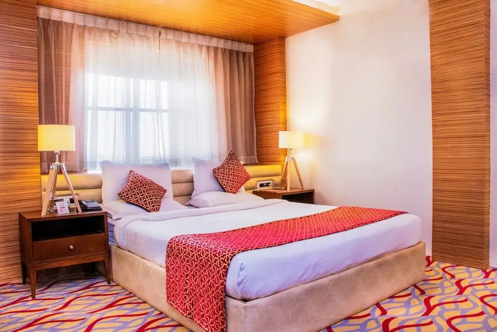 Рева: Hotel Landmark