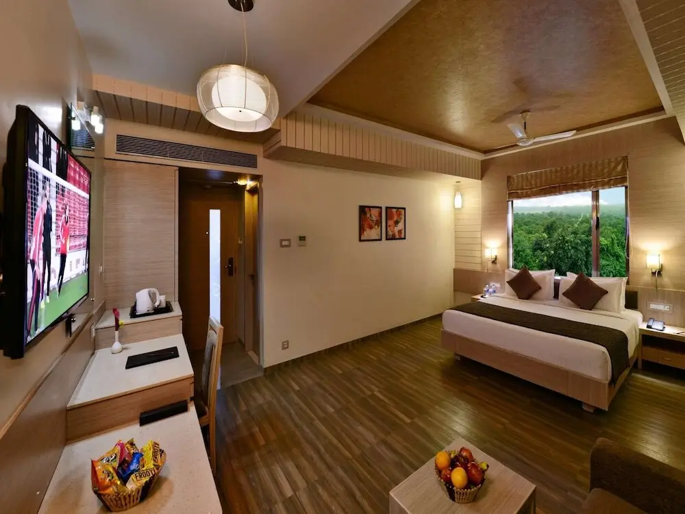 Сазан: Sarovar Portico Sasangir