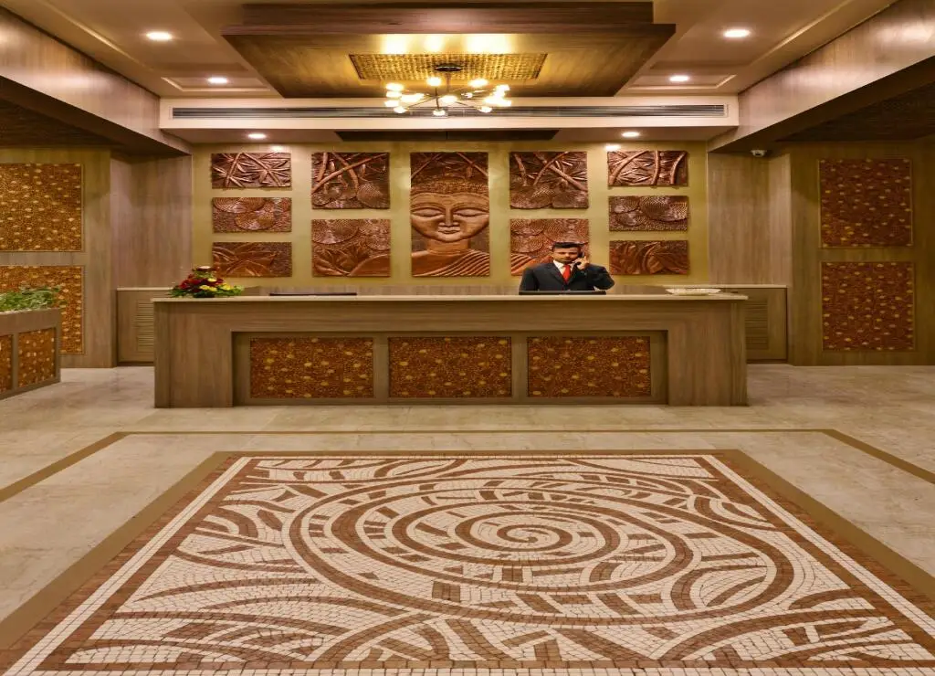 Сазан: Sarovar Portico Sasangir