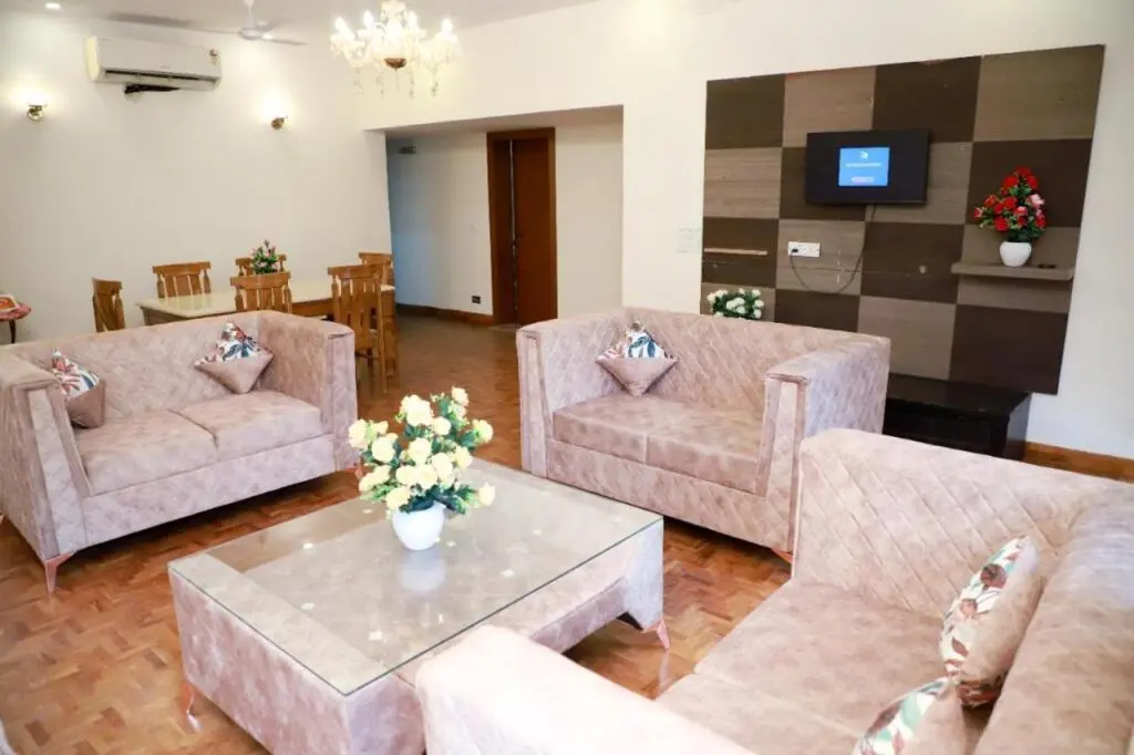 Нью-Дели: 2Bhk Fortune Home,E28 1A Saket Near Max Hospital,Pvr