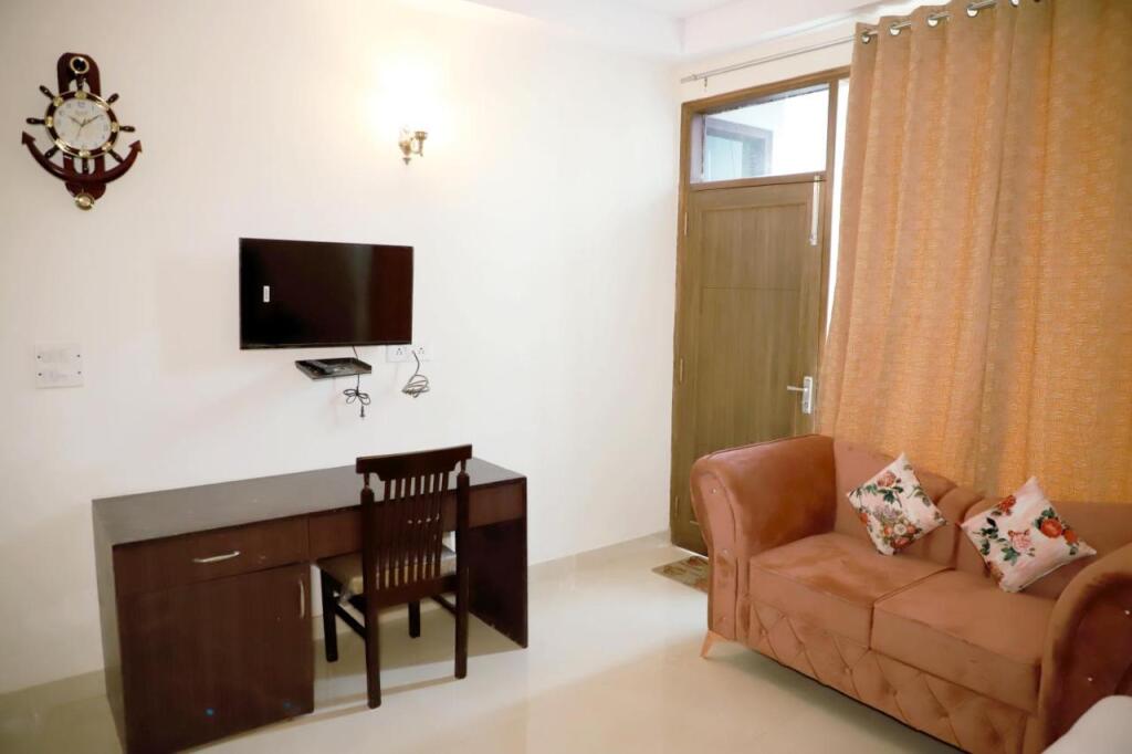 Нью-Дели: 3bhk,Fortune Home E-28 2b Saket Near Max Hospital