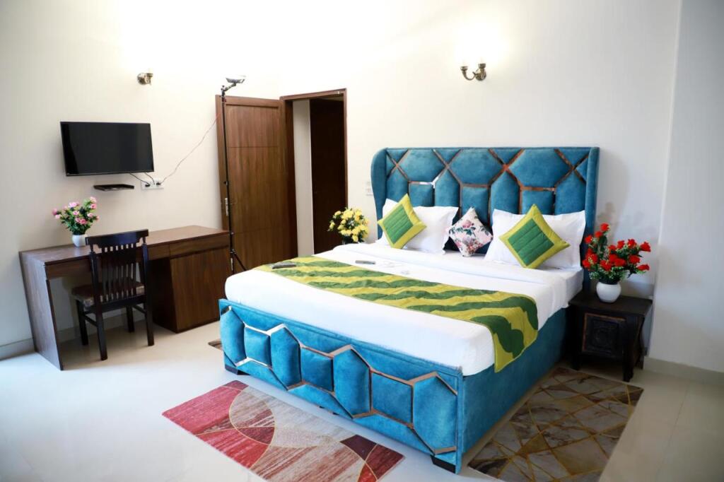 Нью-Дели: 3bhk,Fortune Home E-28 2b Saket Near Max Hospital