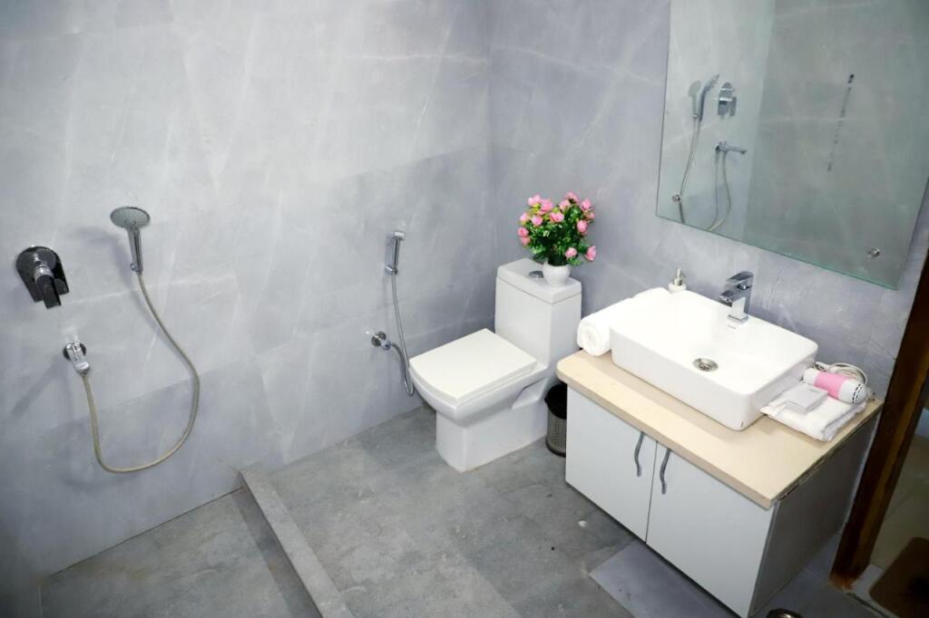 Нью-Дели: 3bhk,Fortune Home E-28 2b Saket Near Max Hospital