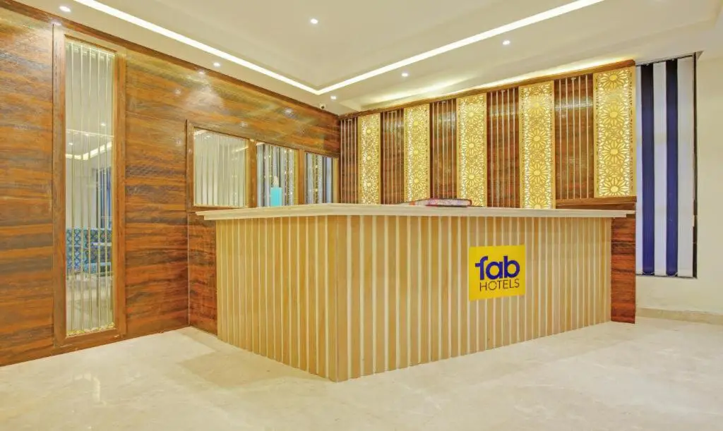 Нью-Дели: FabHotel Emblem Suites