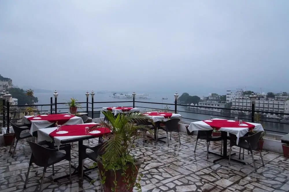 Удаипур: Hotel Pichola Haveli - Lake Side