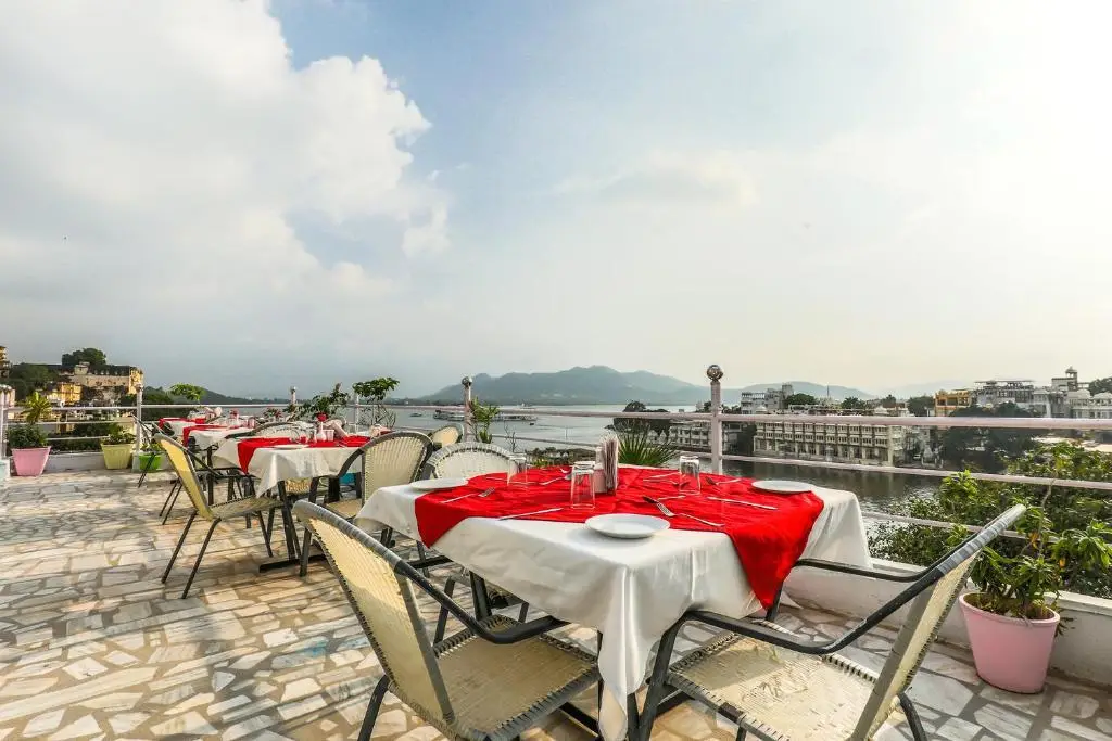 Удаипур: Hotel Pichola Haveli - Lake Side