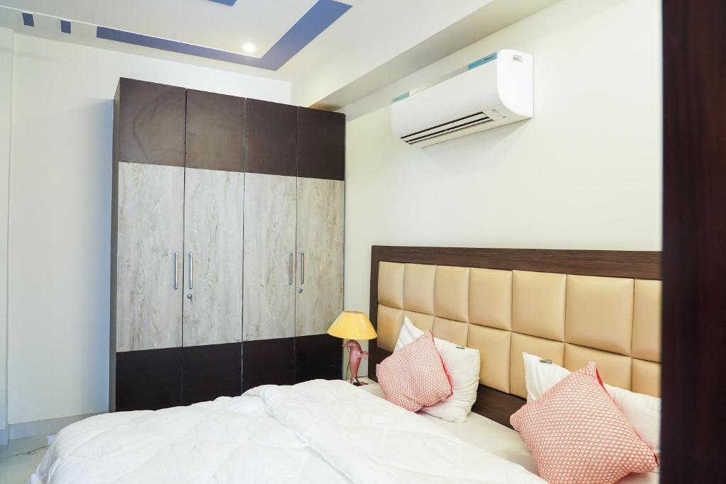 Гуруграм: Lime Tree 2 Bhk serviced Apartment Near Fortis Gurgaon