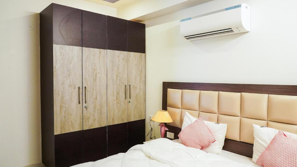 Гуруграм: Lime Tree 2 Bhk serviced Apartment Near Fortis Gurgaon