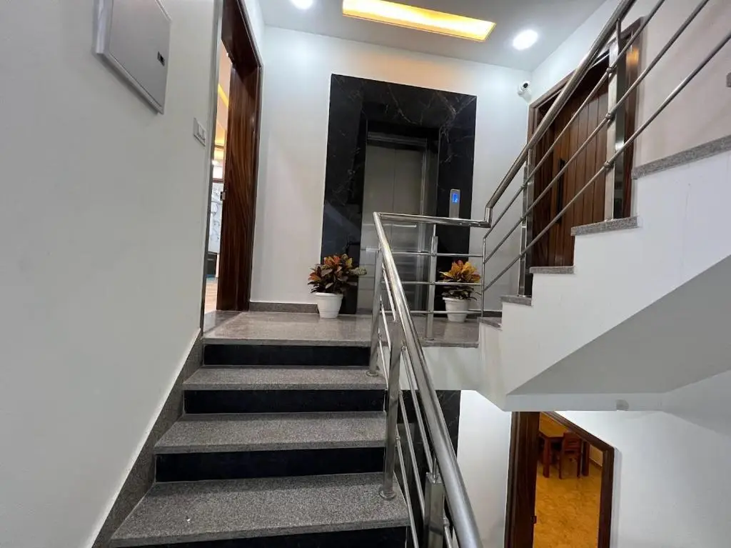 Гуруграм: Lime Tree Two Bhk Service Apartment Golf Course Road Gurgaon