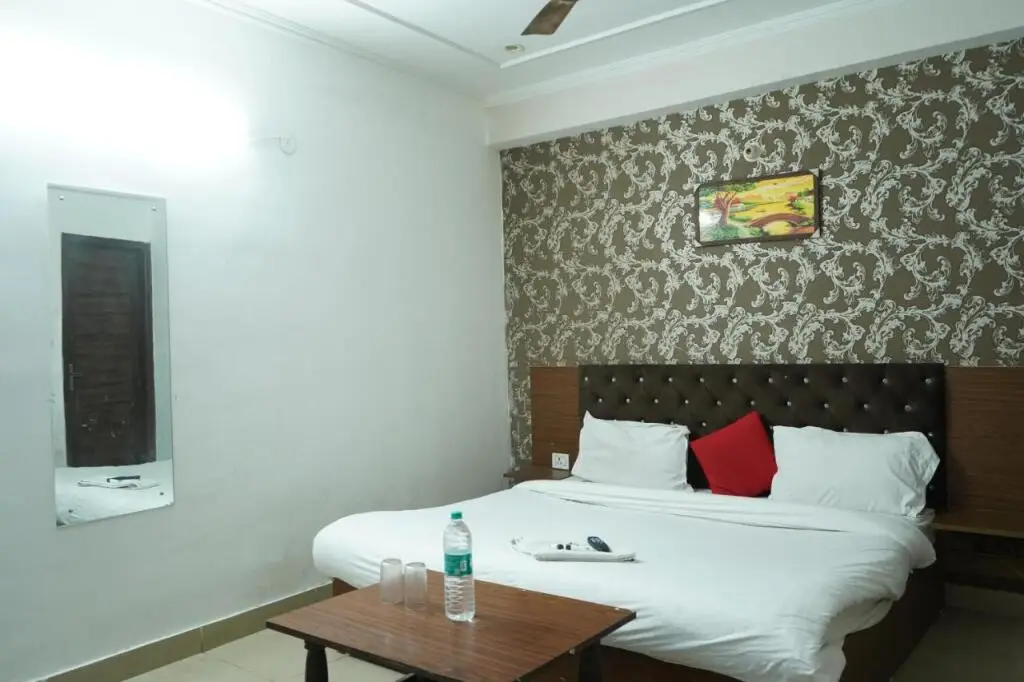 Нойда: Hotel Quadis