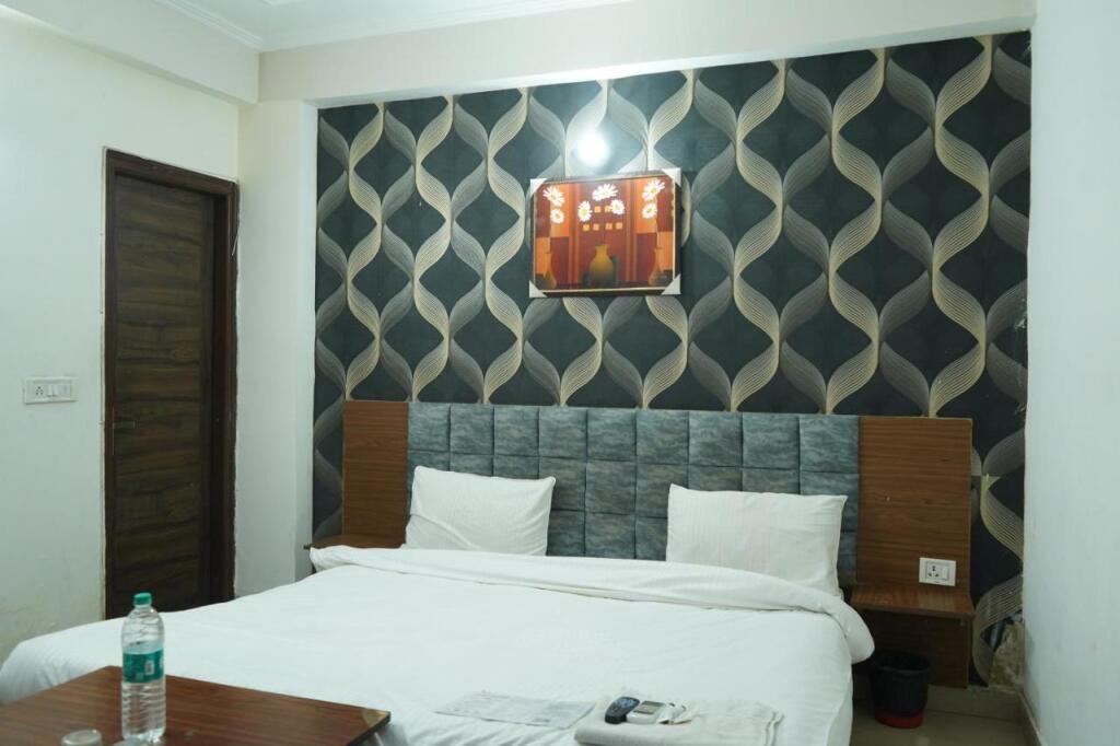 Нойда: Hotel Quadis