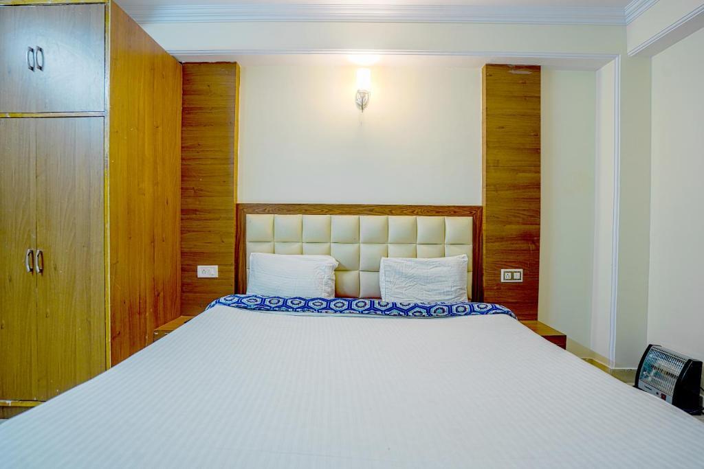 Шимла: Shimla Woods 2BHK by Dumnu Homes