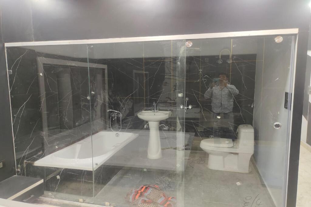 Нью-Дели: OYO 83769 King stay hotel moojpur metro station