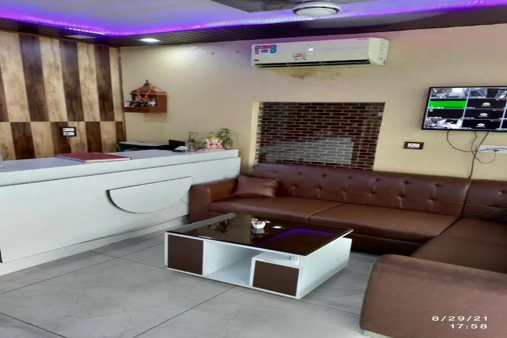 Нью-Дели: Capital O 82599 Luxury Cloud