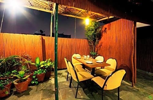 Нью-Дели: Capital O 2382 Hotel White House Continental