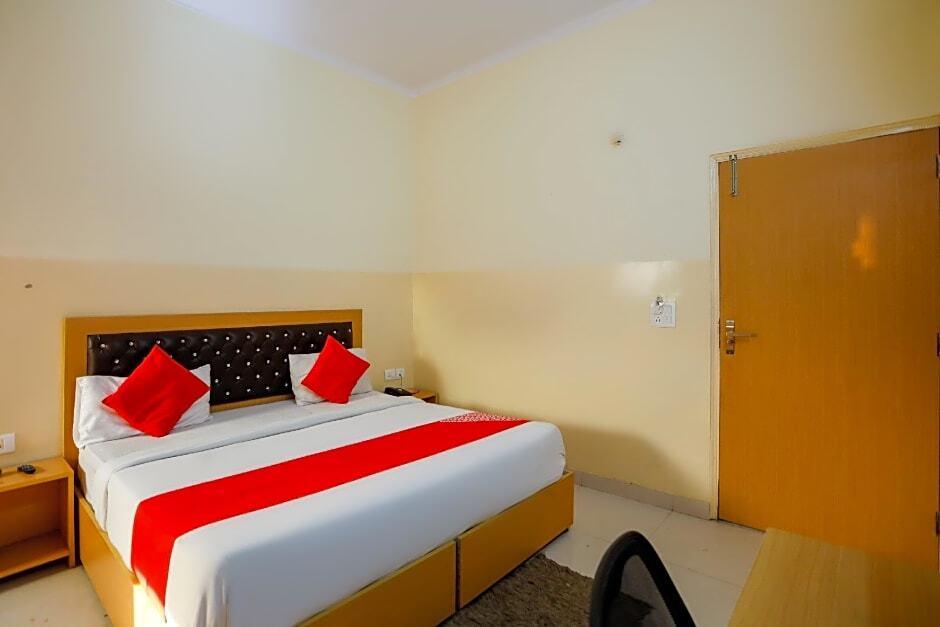 Нойда: OYO 28629 Hotel Crosswind