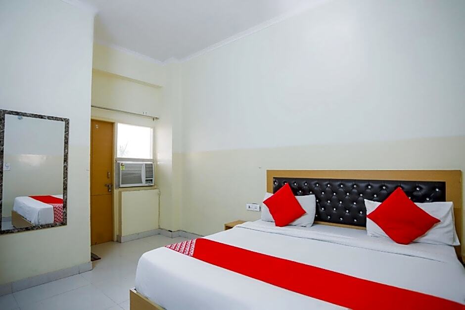 Нойда: OYO 28629 Hotel Crosswind