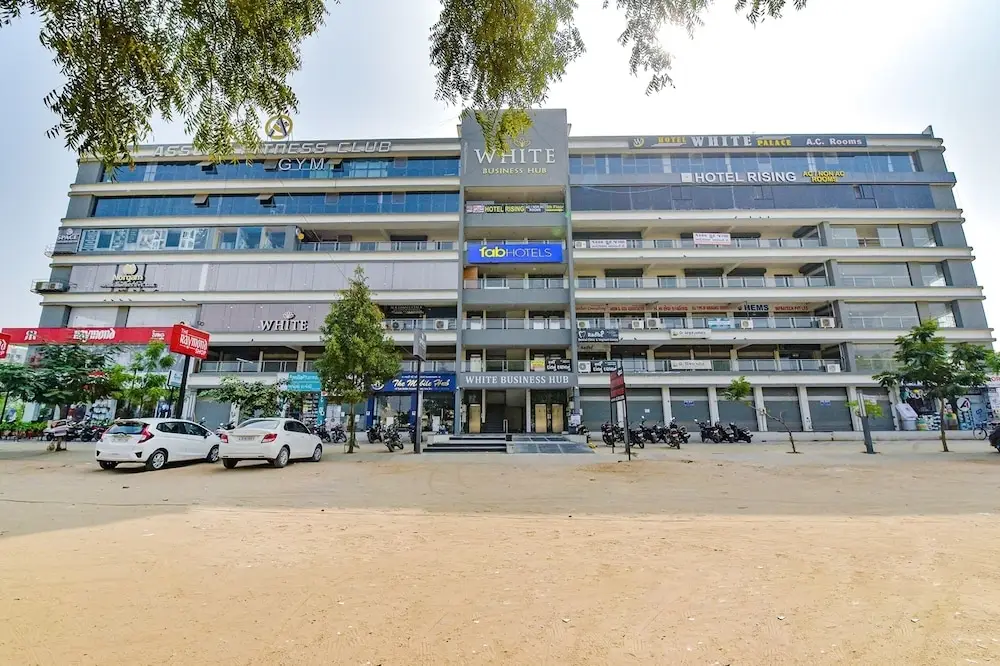 Fabhotel White Palace — фото 1