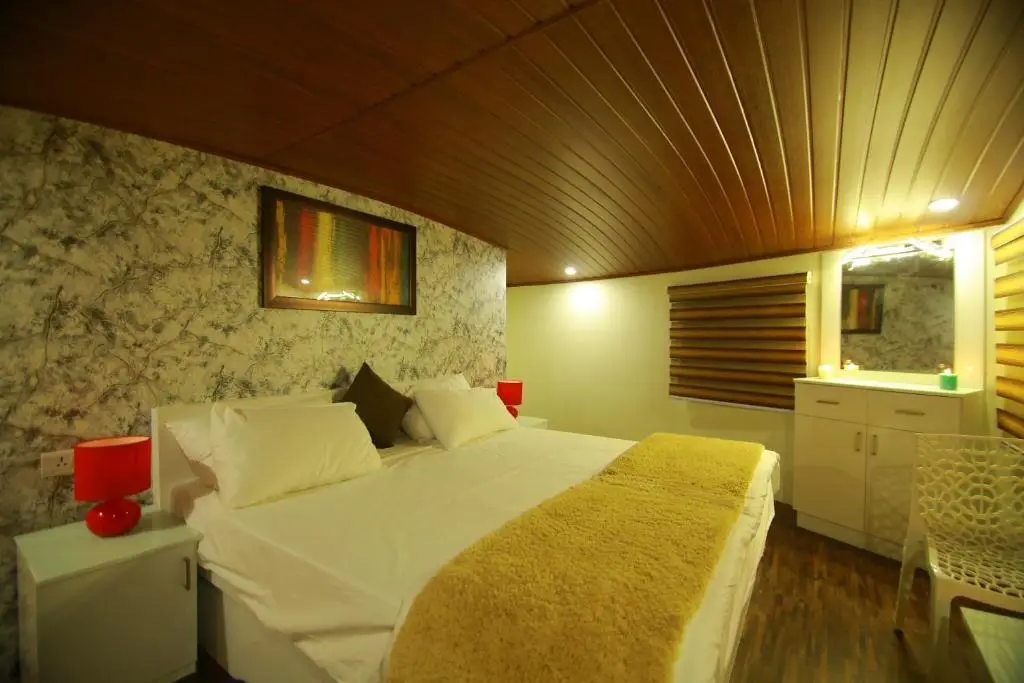 Аллеппи: Premium Luxury Houseboat