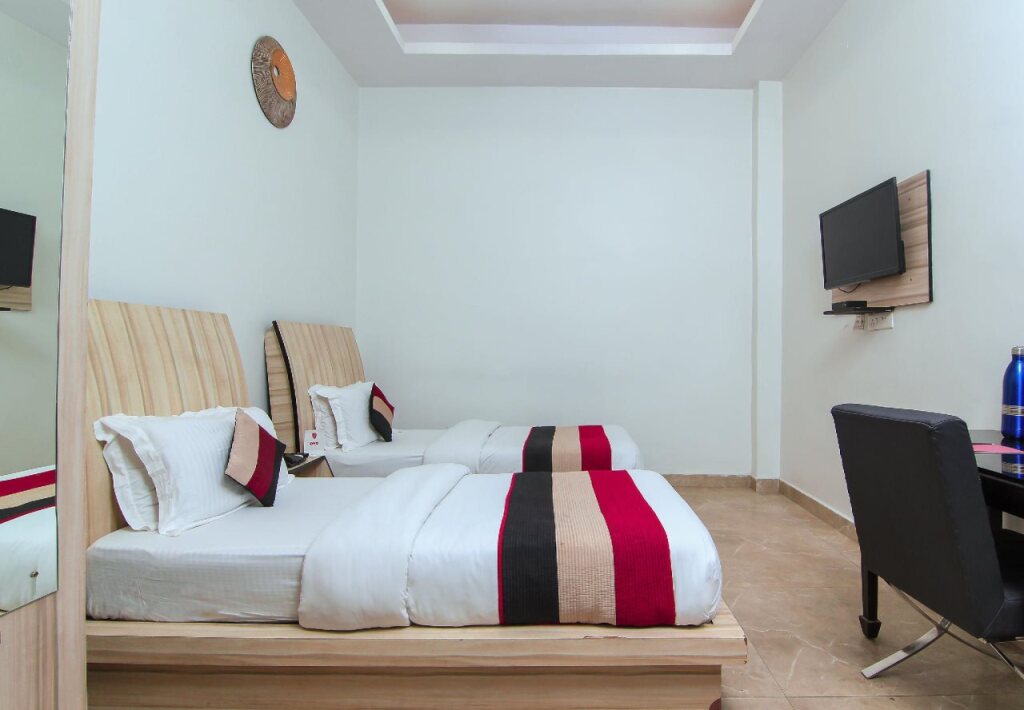 Лакхнау: Hotel Crossroad by OYO Rooms