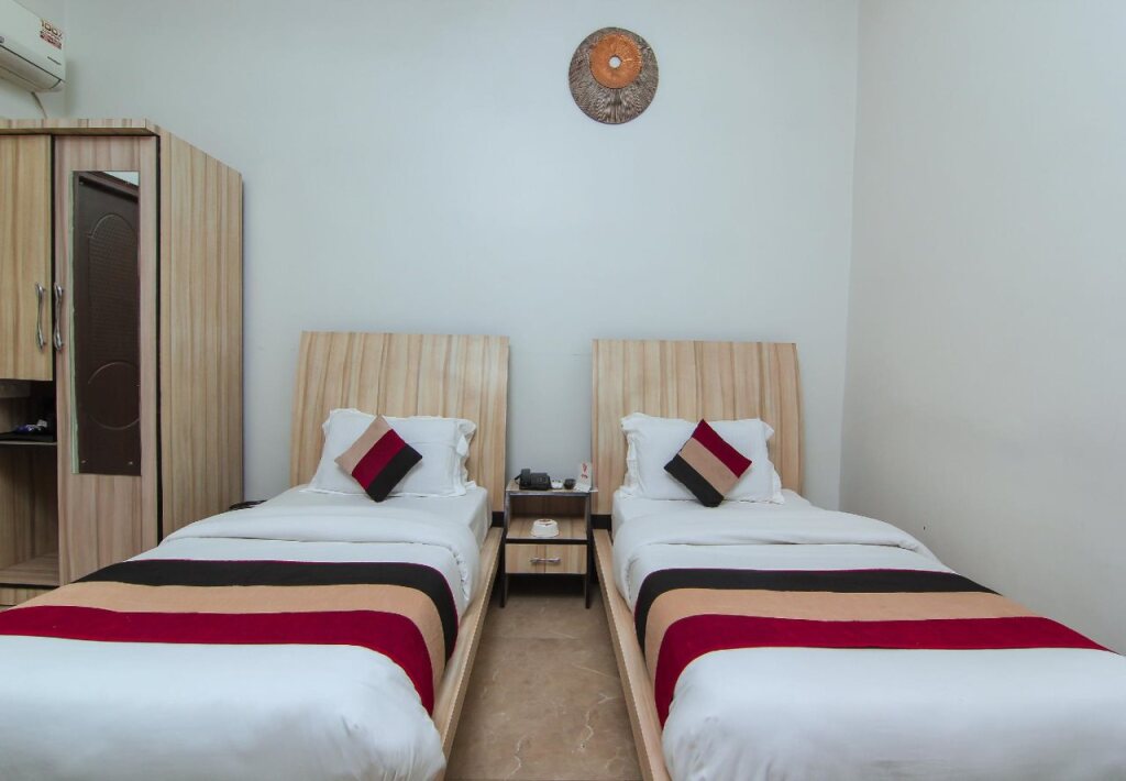 Лакхнау: Hotel Crossroad by OYO Rooms