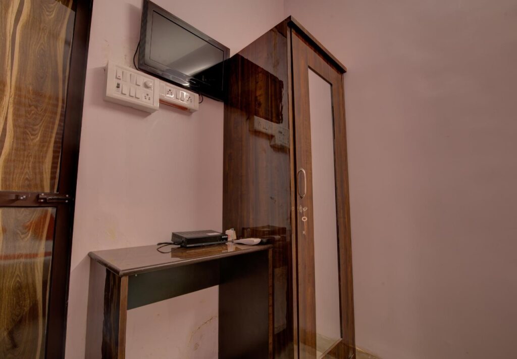 Мумбаи: Ashu Bini Hospitality Gokul Dham Film City By OYO Rooms