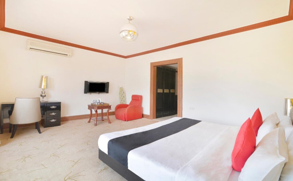 Мумбаи: Oyo Townhouse 799 Royal Palms Hotel - Lily Collection