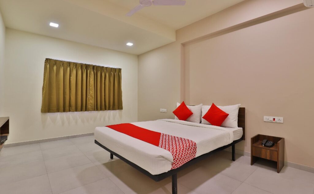 Сурат: Riddhi Siddhi Hotel By OYO Rooms