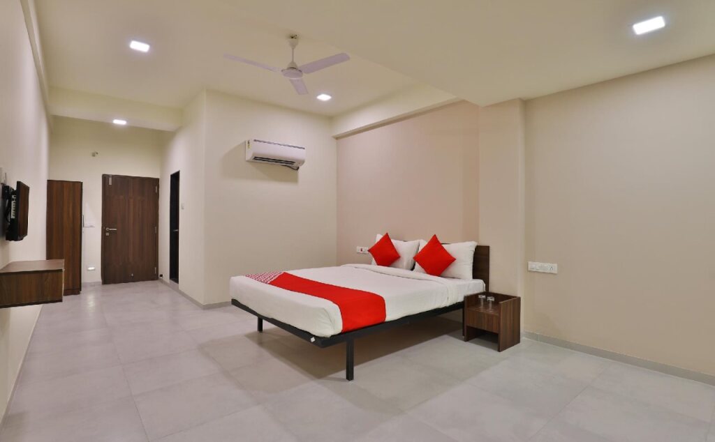 Сурат: Riddhi Siddhi Hotel By OYO Rooms