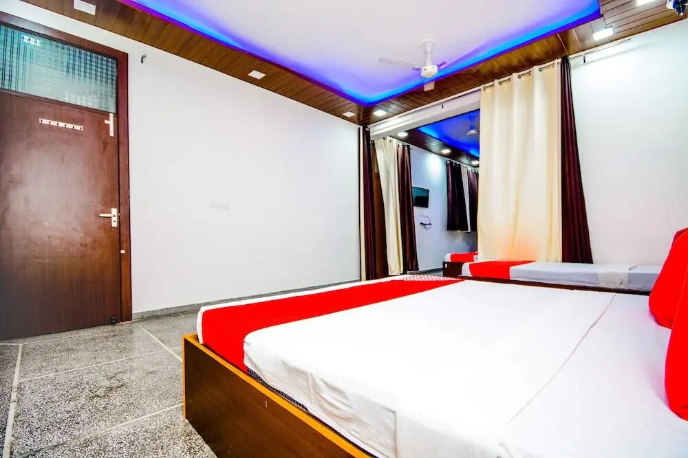 Бивани: Hotel Mubarak by OYO Rooms