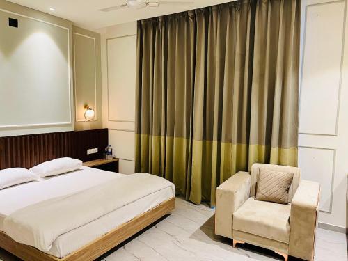 Шахджаханпур: Hotel Greenland Khairthal