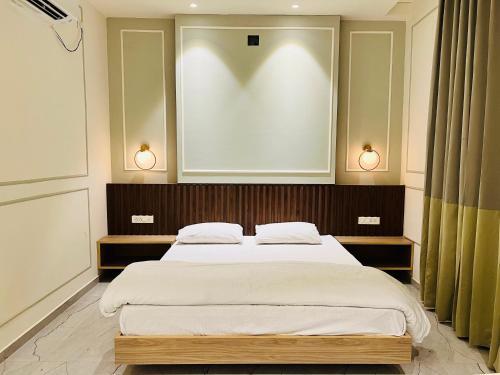 Шахджаханпур: Hotel Greenland Khairthal
