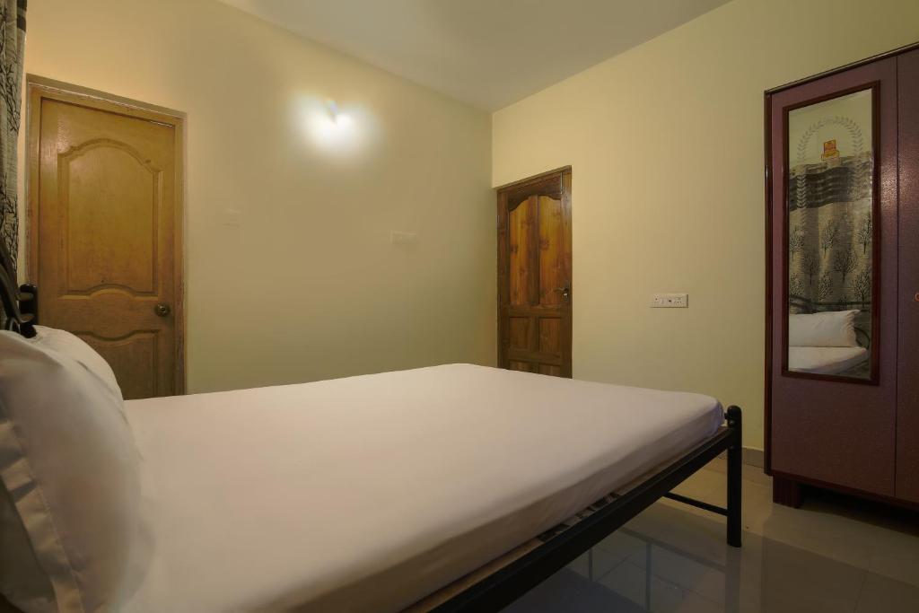 Морджим: SPOT ON 46750 Phoenica Residency SPOT