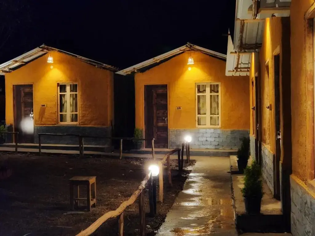 Бир: Monkey Mud Hostel And Camps