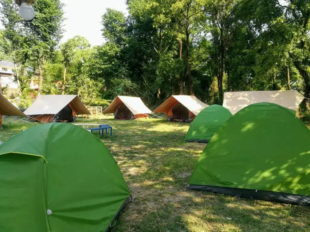 Бир: Monkey Mud Hostel And Camps