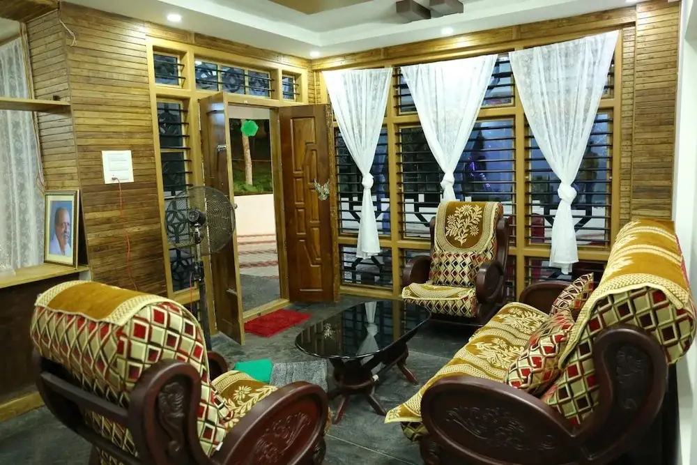 Куруппумтара: Thodupuzha 4-bhk Luxury Home awy From Home