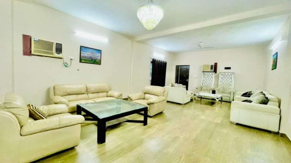 Гуруграм: Gurugram Aravali Farmhouse
